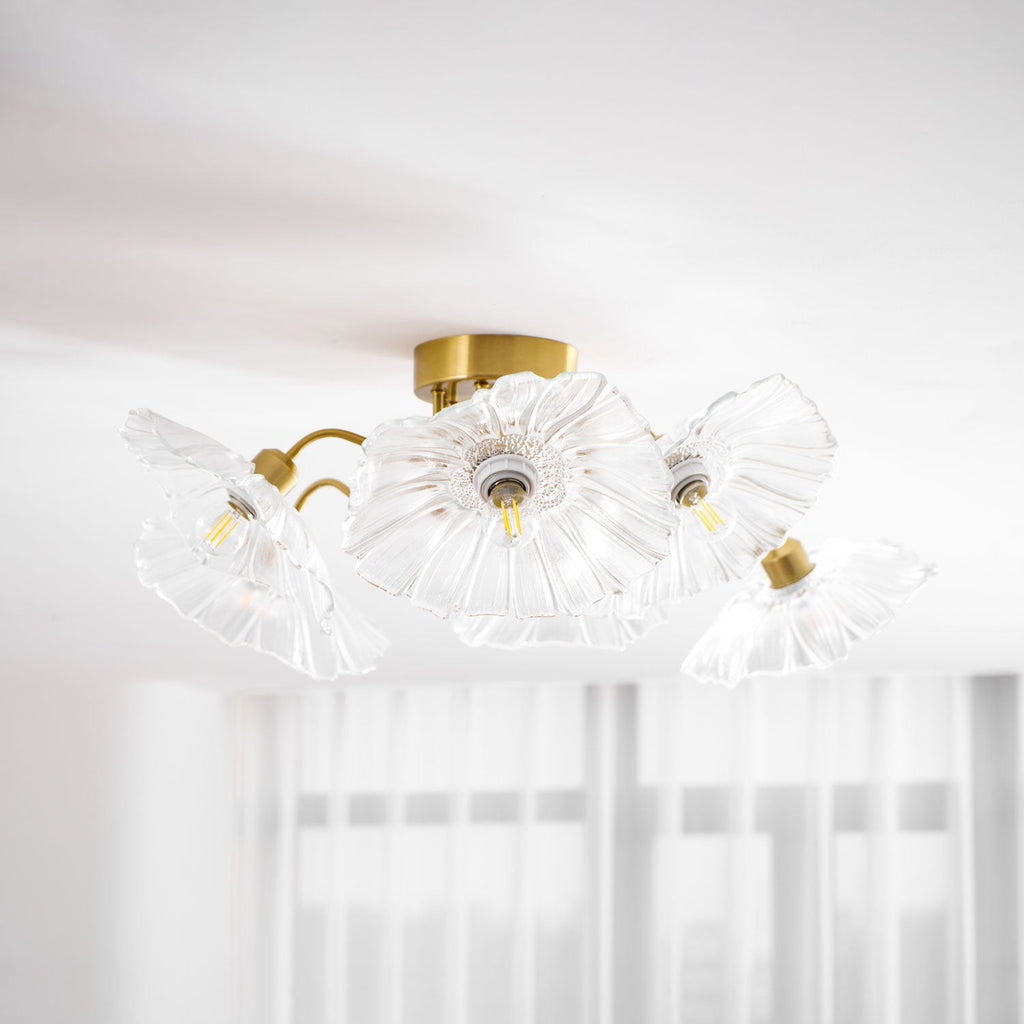 Taklampe med frostet glasskjerm i lotusbladform – gullfarget beslag