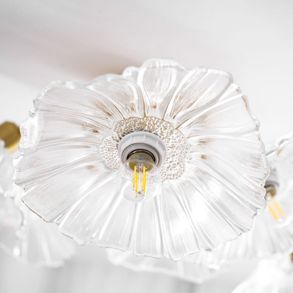 Taklampe med frostet glasskjerm i lotusbladform – gullfarget beslag