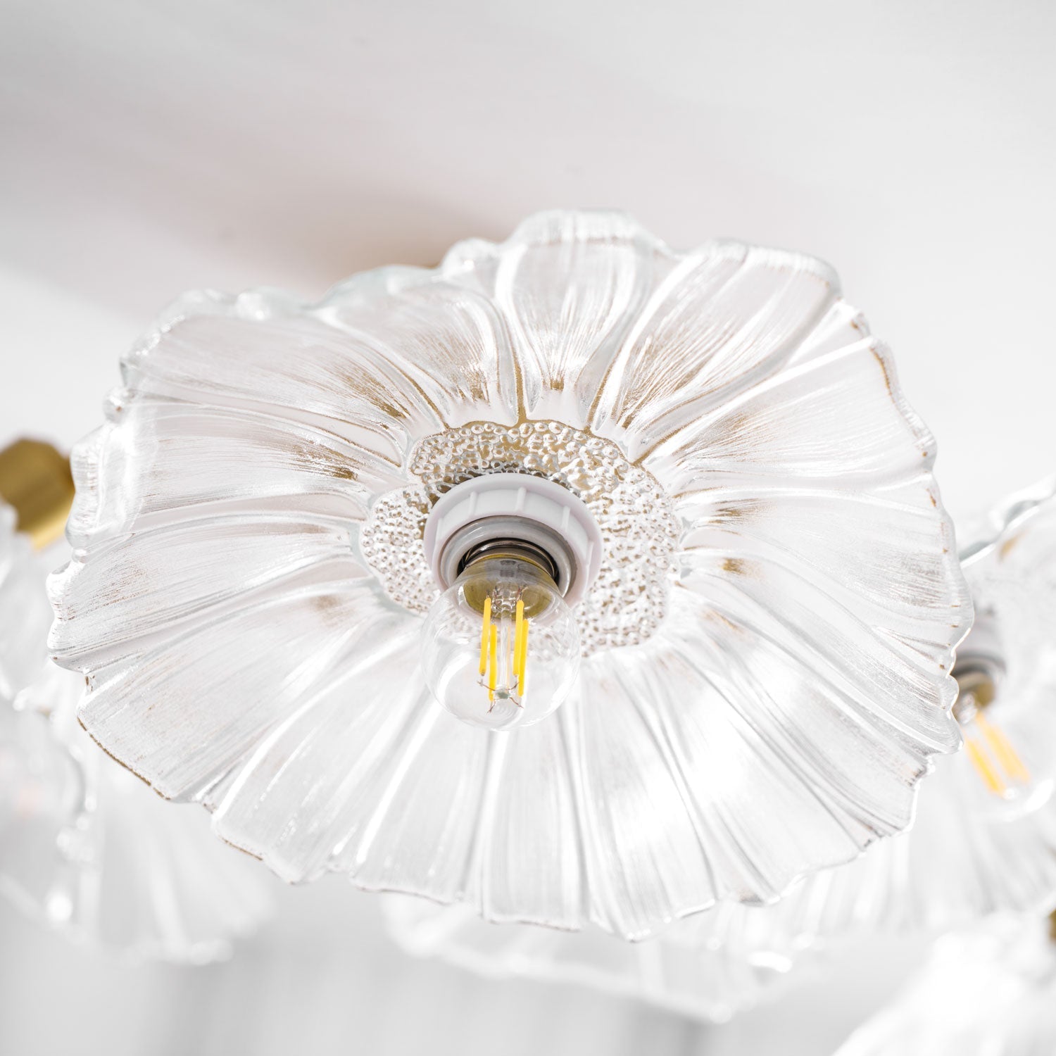 Taklampe med frostet glasskjerm i lotusbladform – gullfarget beslag