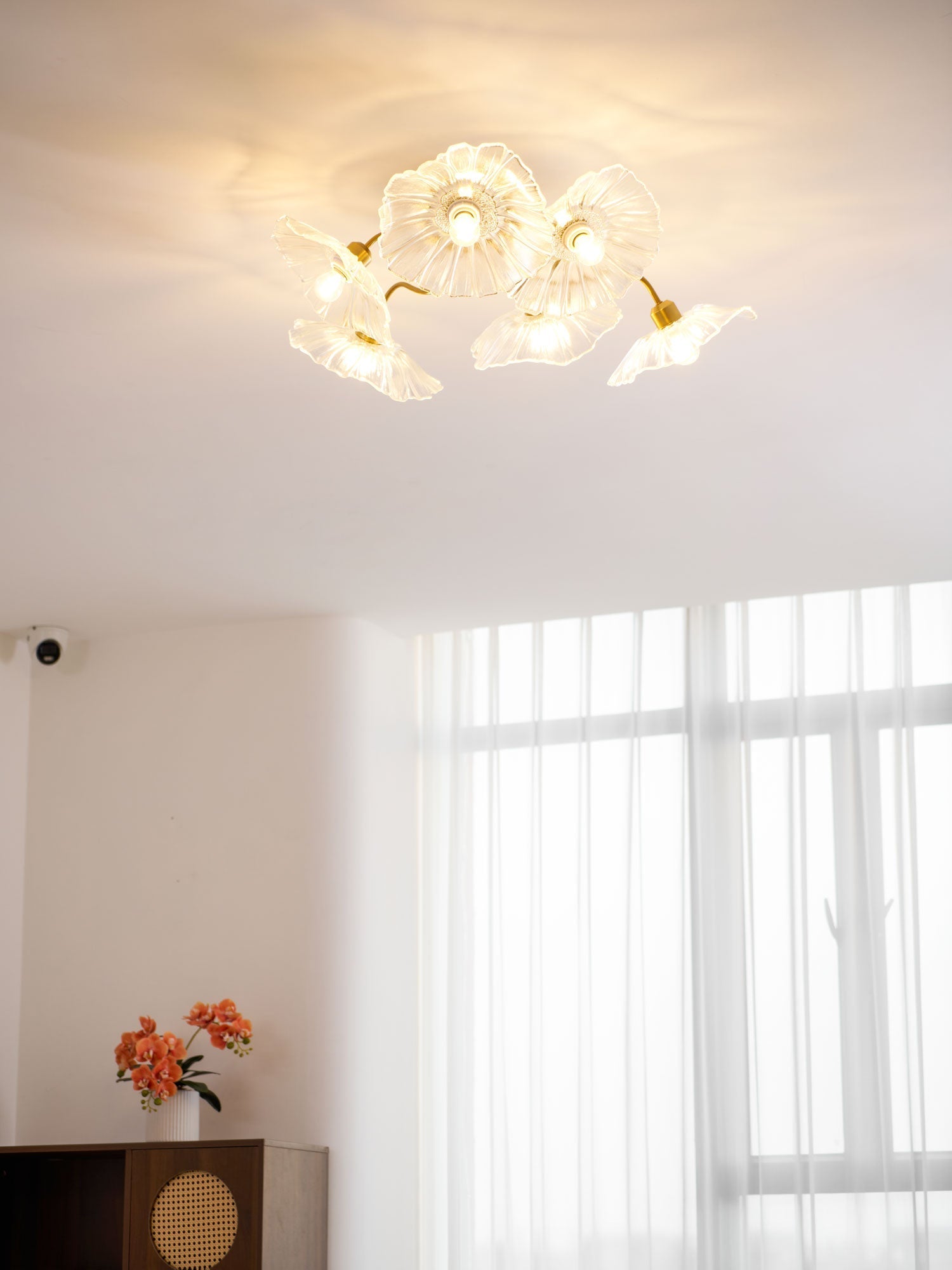 Taklampe med frostet glasskjerm i lotusbladform – gullfarget beslag