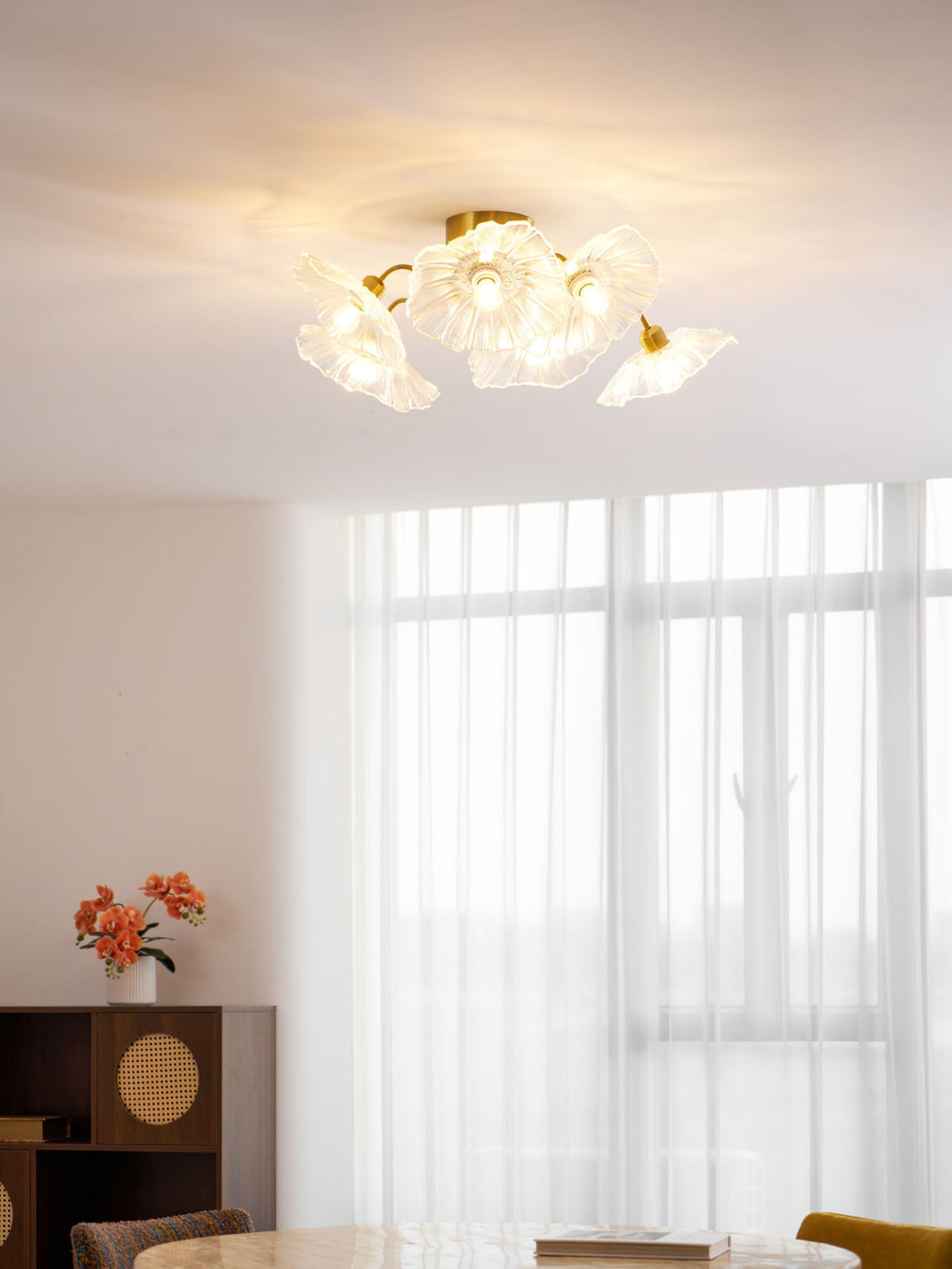 Taklampe med frostet glasskjerm i lotusbladform – gullfarget beslag