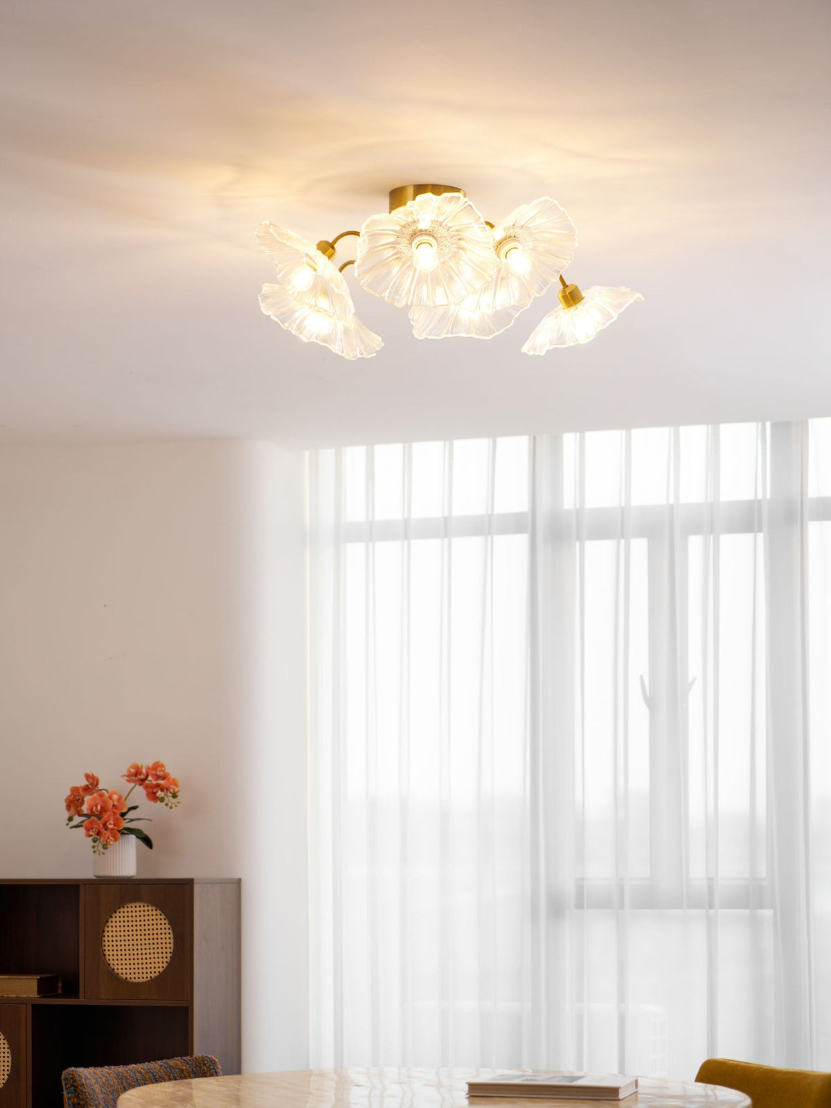 Taklampe med frostet glasskjerm i lotusbladform – gullfarget beslag