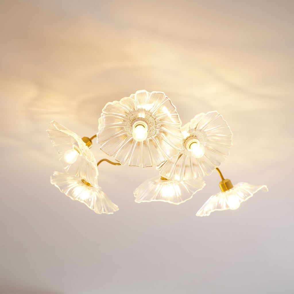 Taklampe med frostet glasskjerm i lotusbladform – gullfarget beslag