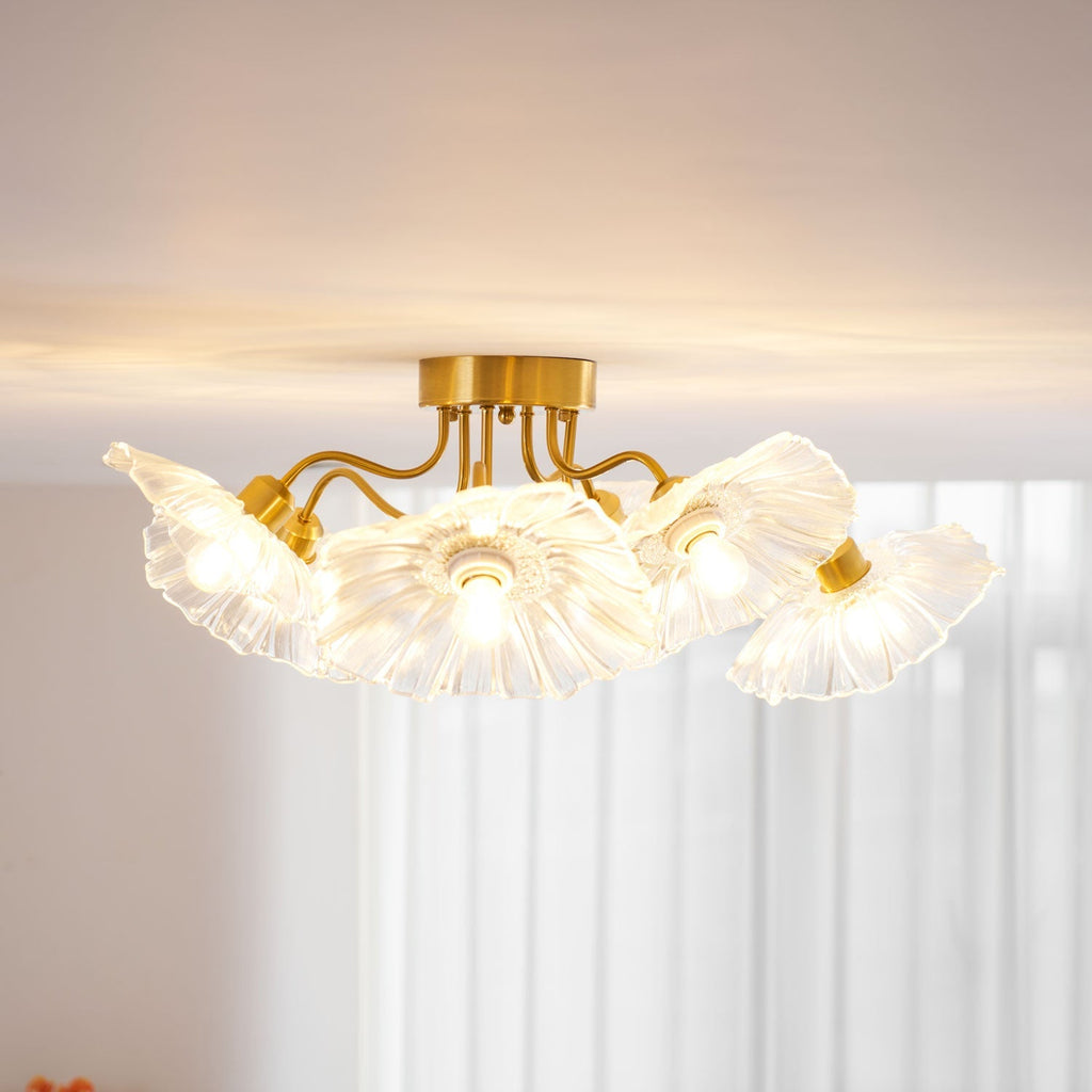 Taklampe med frostet glasskjerm i lotusbladform – gullfarget beslag