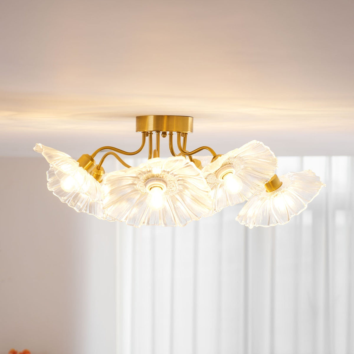 Taklampe med frostet glasskjerm i lotusbladform – gullfarget beslag
