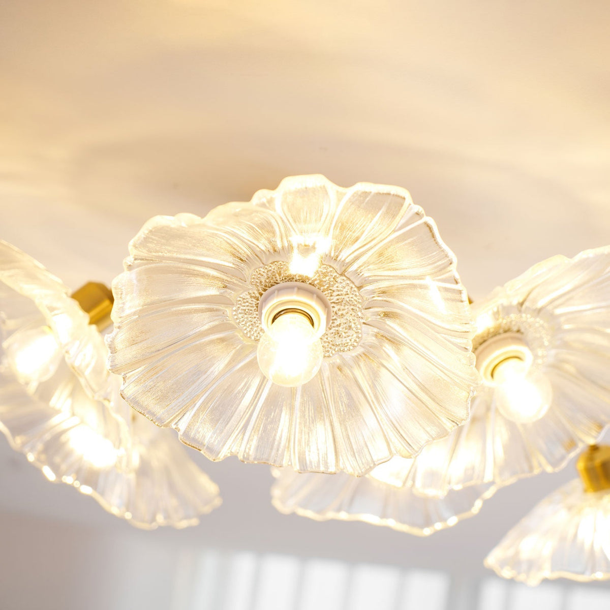 Taklampe med frostet glasskjerm i lotusbladform – gullfarget beslag