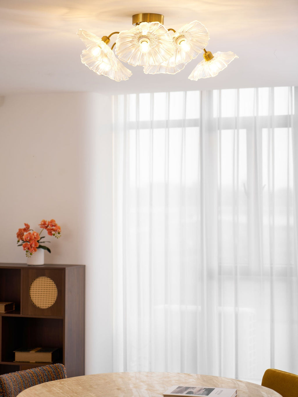 Taklampe med frostet glasskjerm i lotusbladform – gullfarget beslag