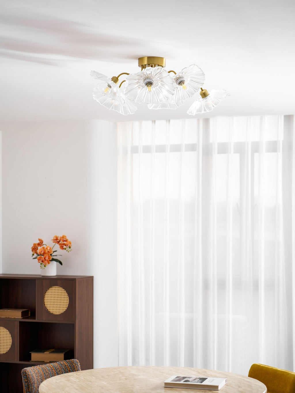 Taklampe med frostet glasskjerm i lotusbladform – gullfarget beslag