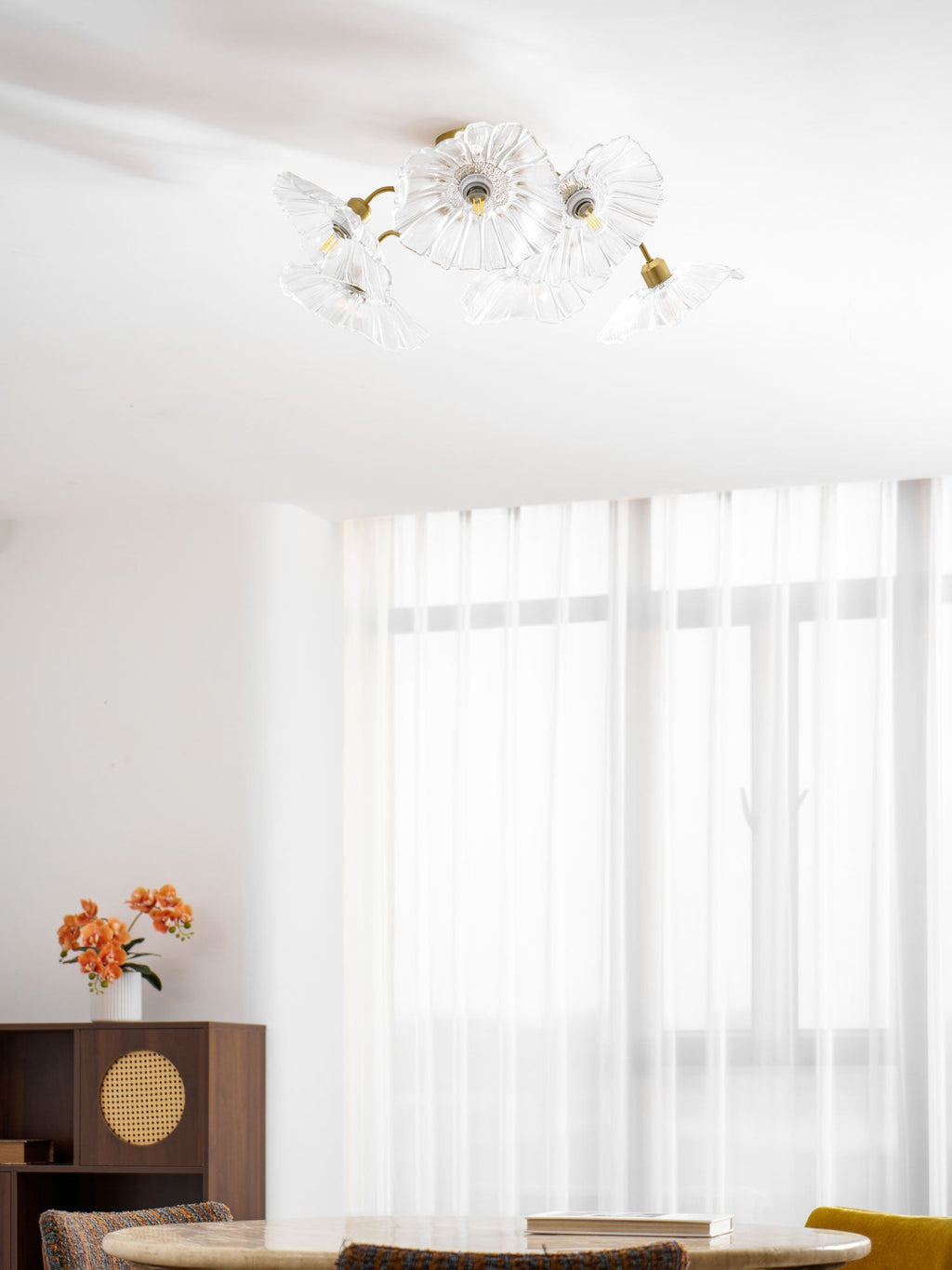 Taklampe med frostet glasskjerm i lotusbladform – gullfarget beslag