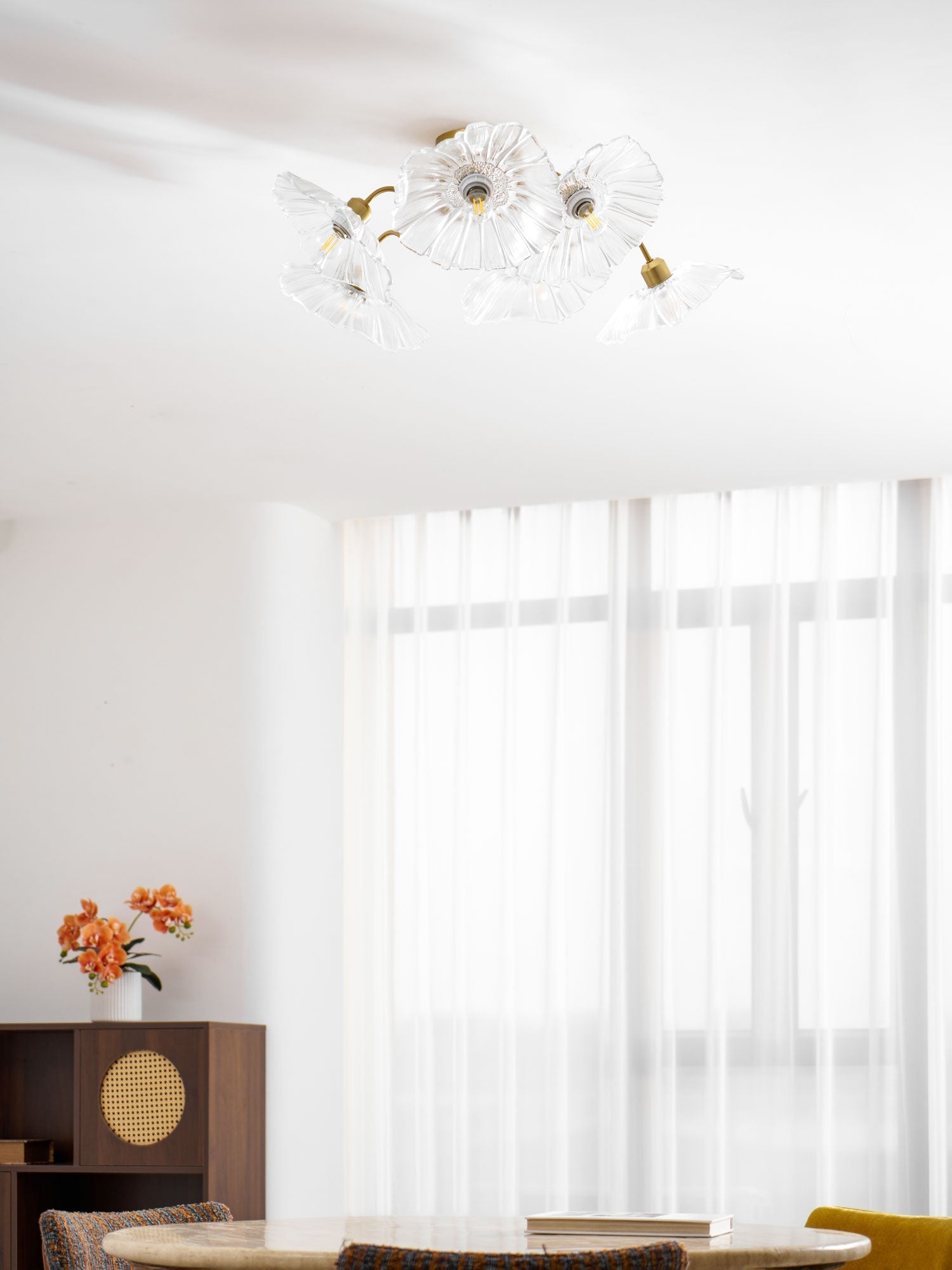 Taklampe med frostet glasskjerm i lotusbladform – gullfarget beslag