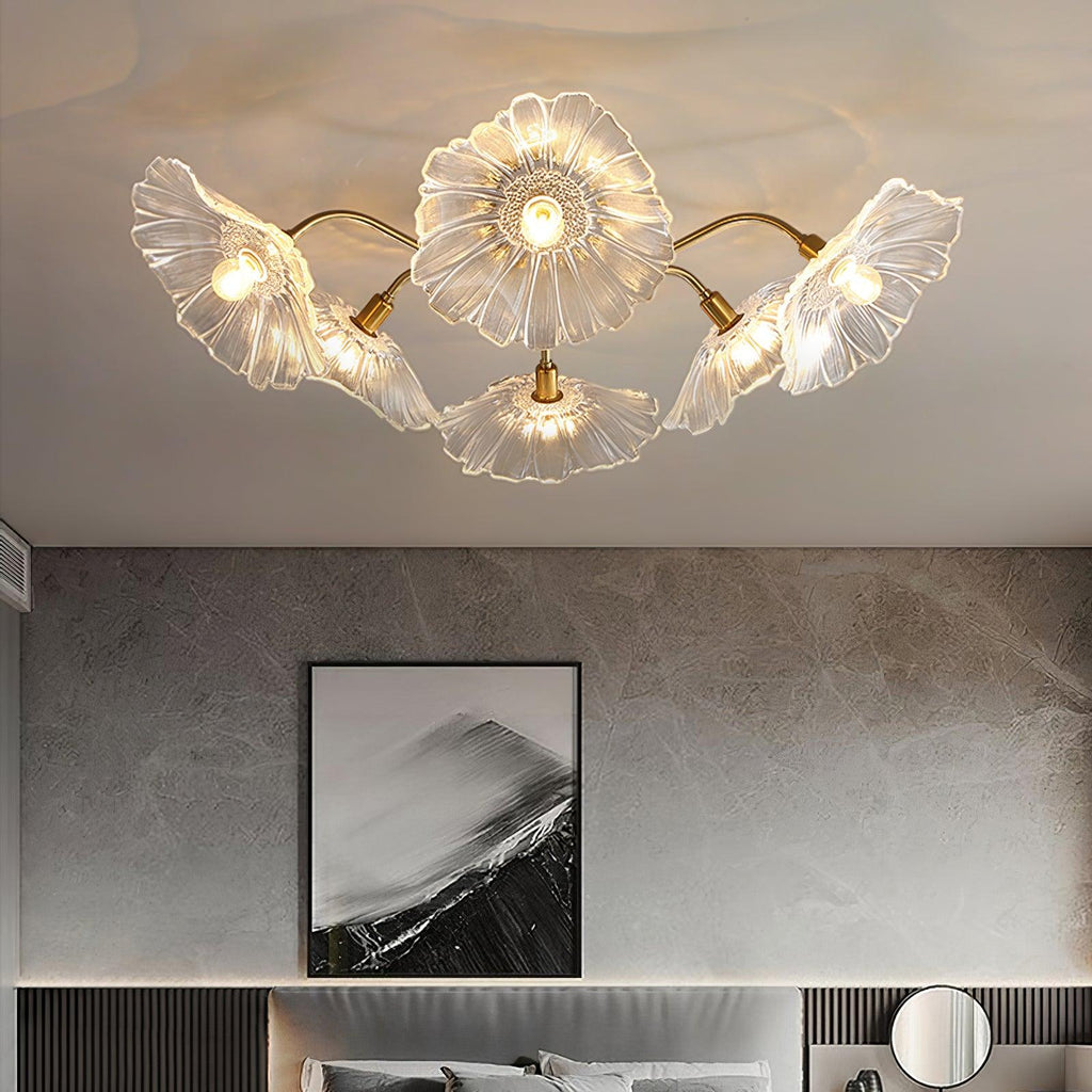 Taklampe med frostet glasskjerm i lotusbladform – gullfarget beslag