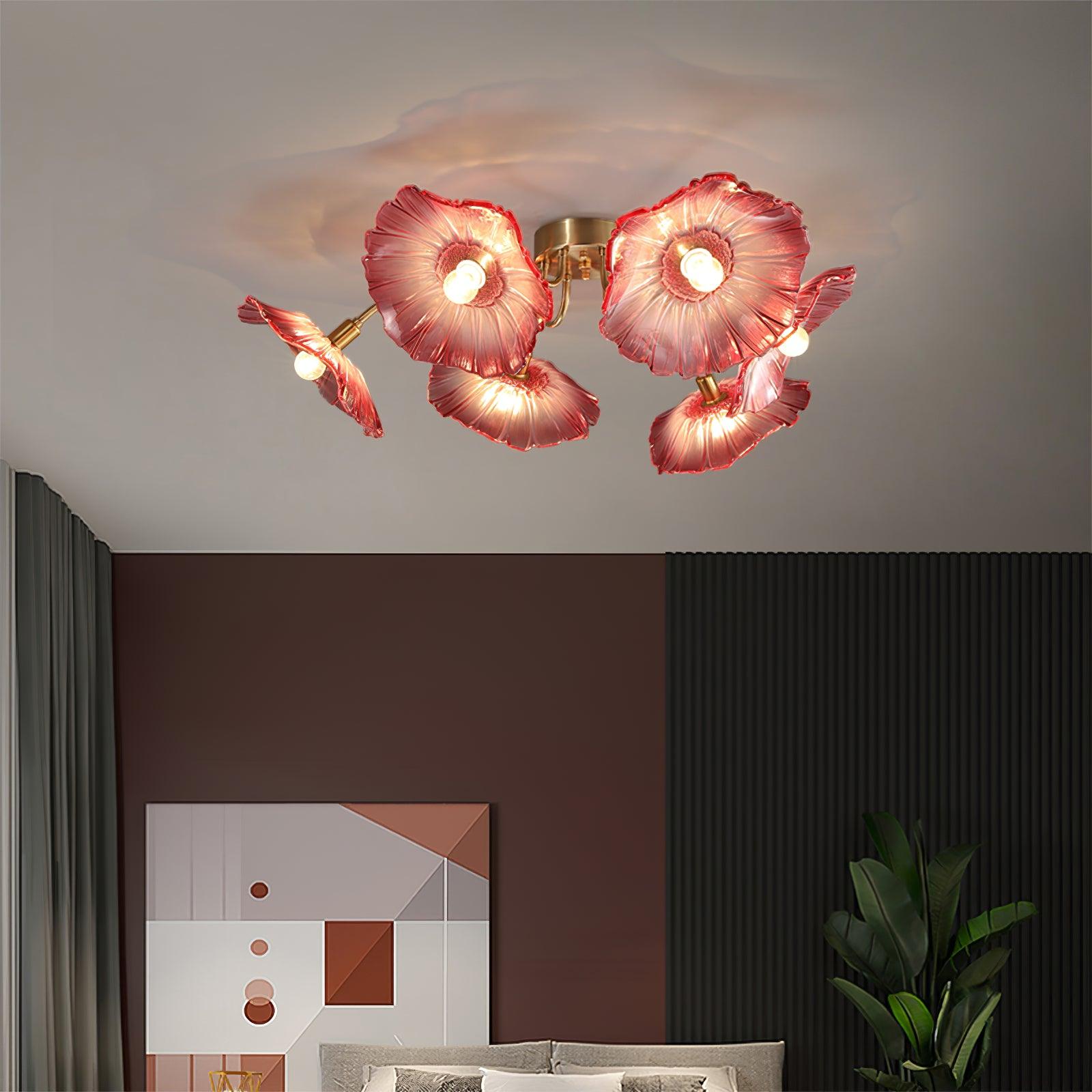 Taklampe med frostet glasskjerm i lotusbladform – gullfarget beslag
