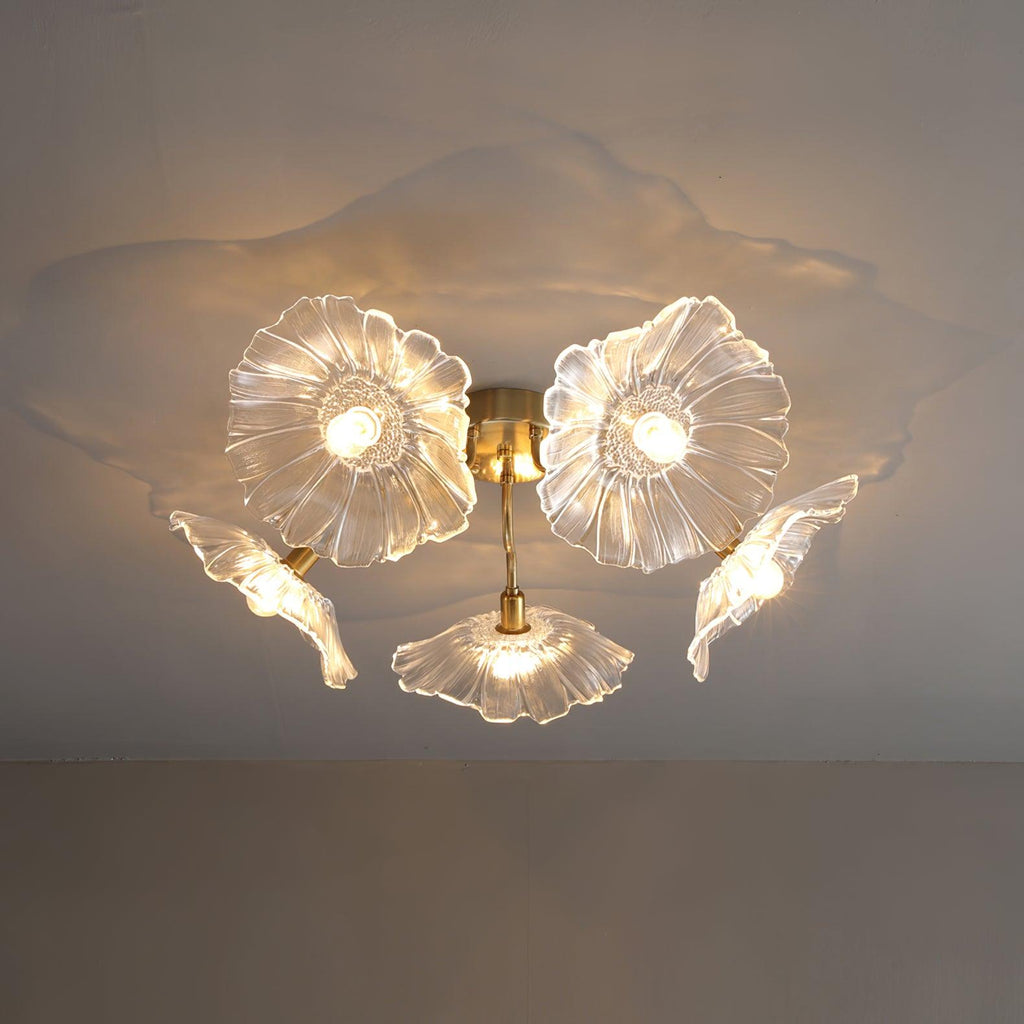 Taklampe med frostet glasskjerm i lotusbladform – gullfarget beslag