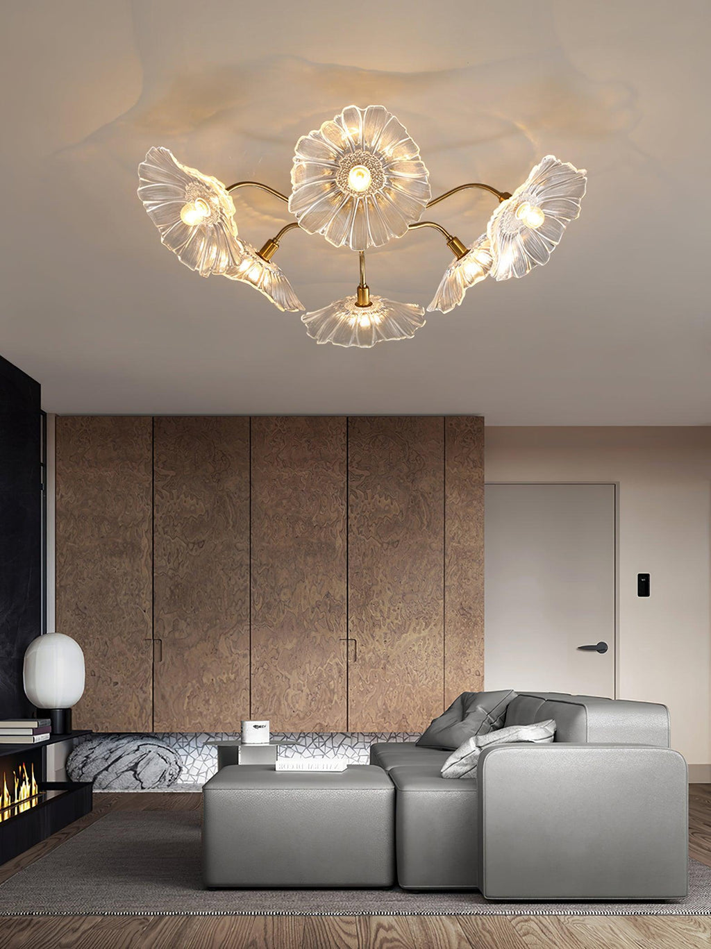 Taklampe med frostet glasskjerm i lotusbladform – gullfarget beslag