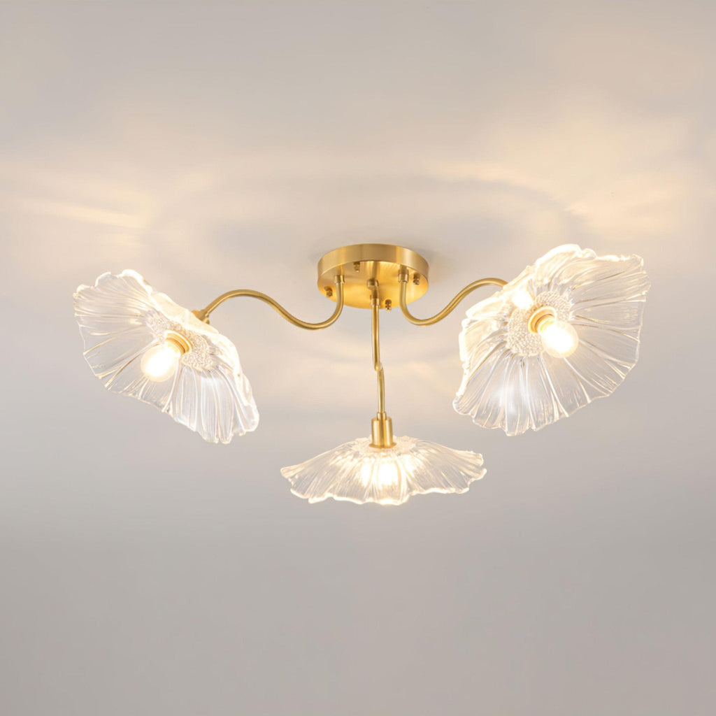 Taklampe med frostet glasskjerm i lotusbladform – gullfarget beslag
