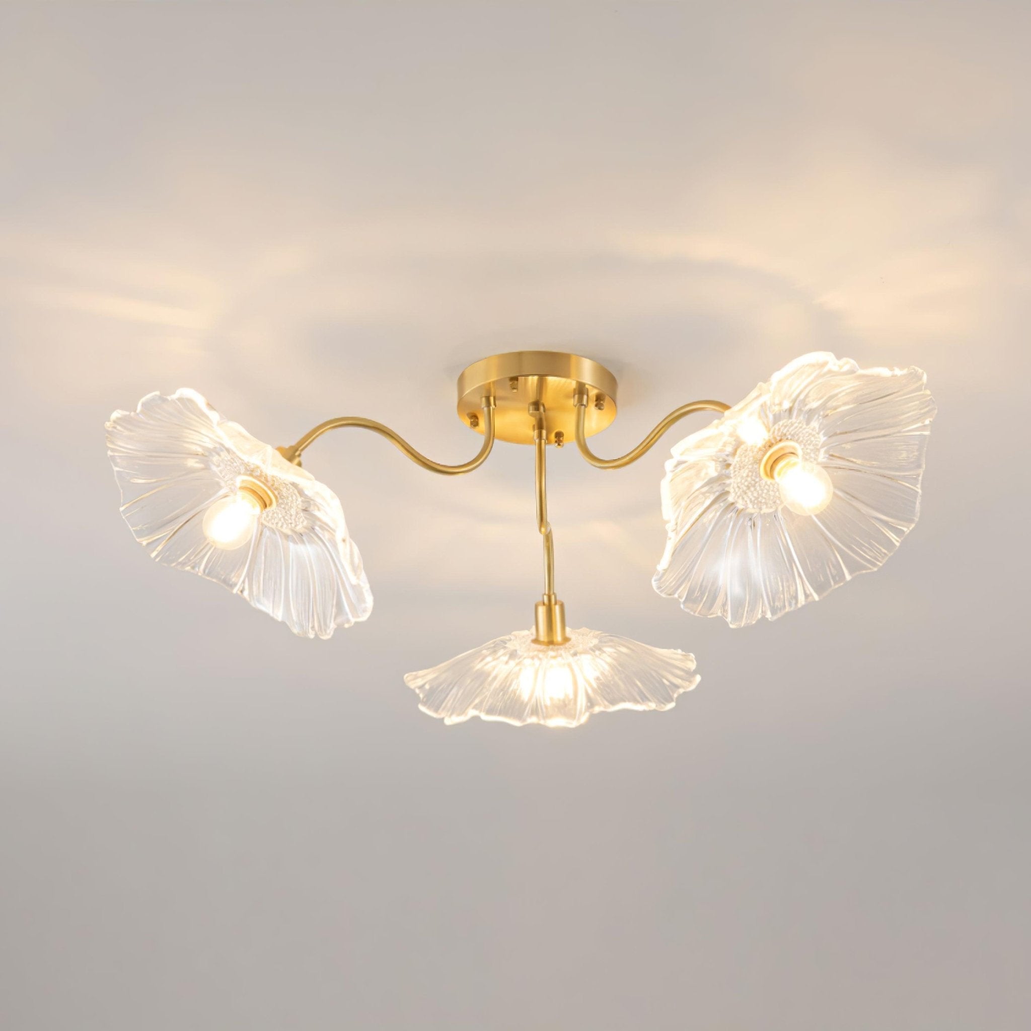 Taklampe med frostet glasskjerm i lotusbladform – gullfarget beslag