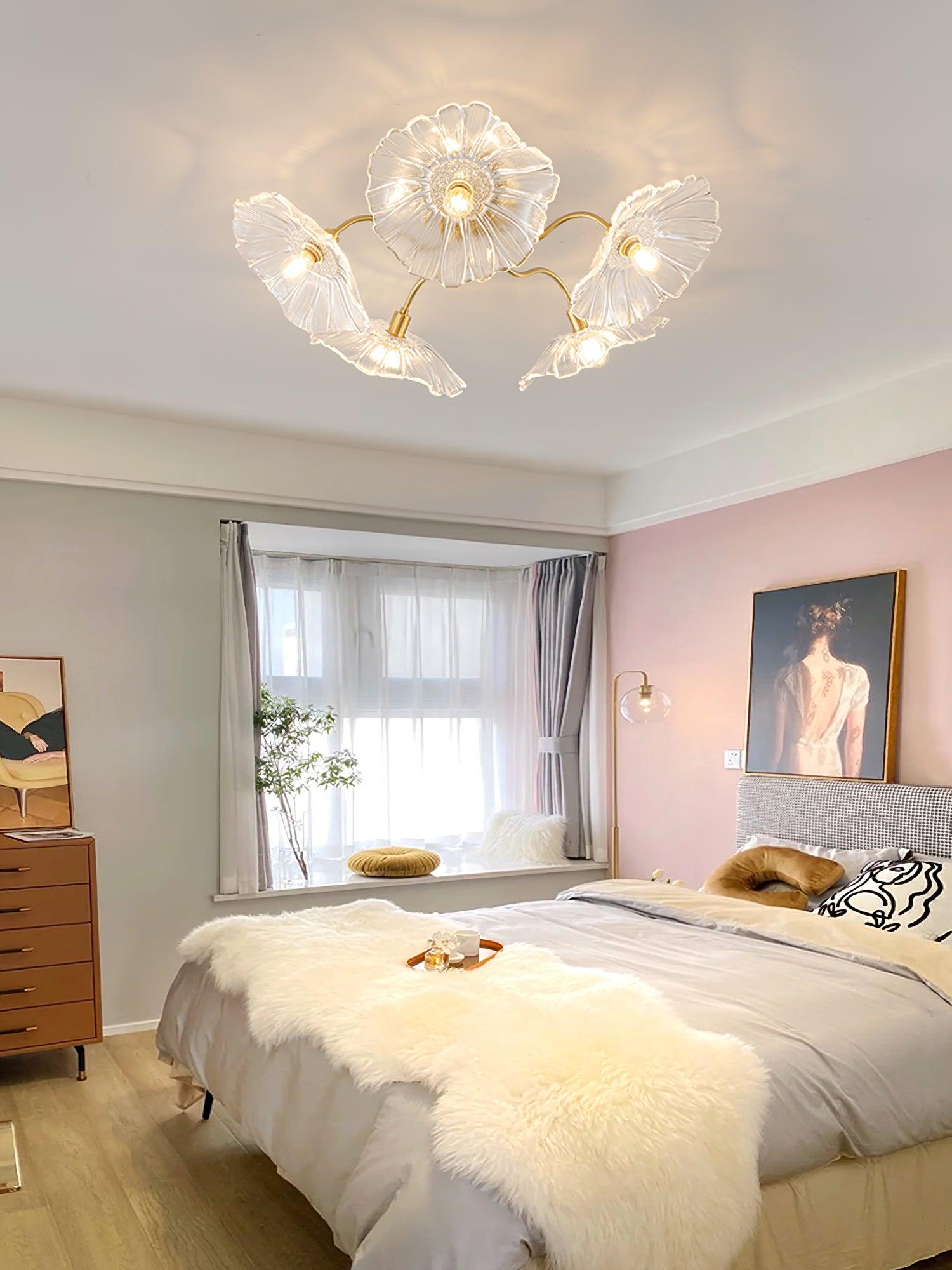 Taklampe med frostet glasskjerm i lotusbladform – gullfarget beslag