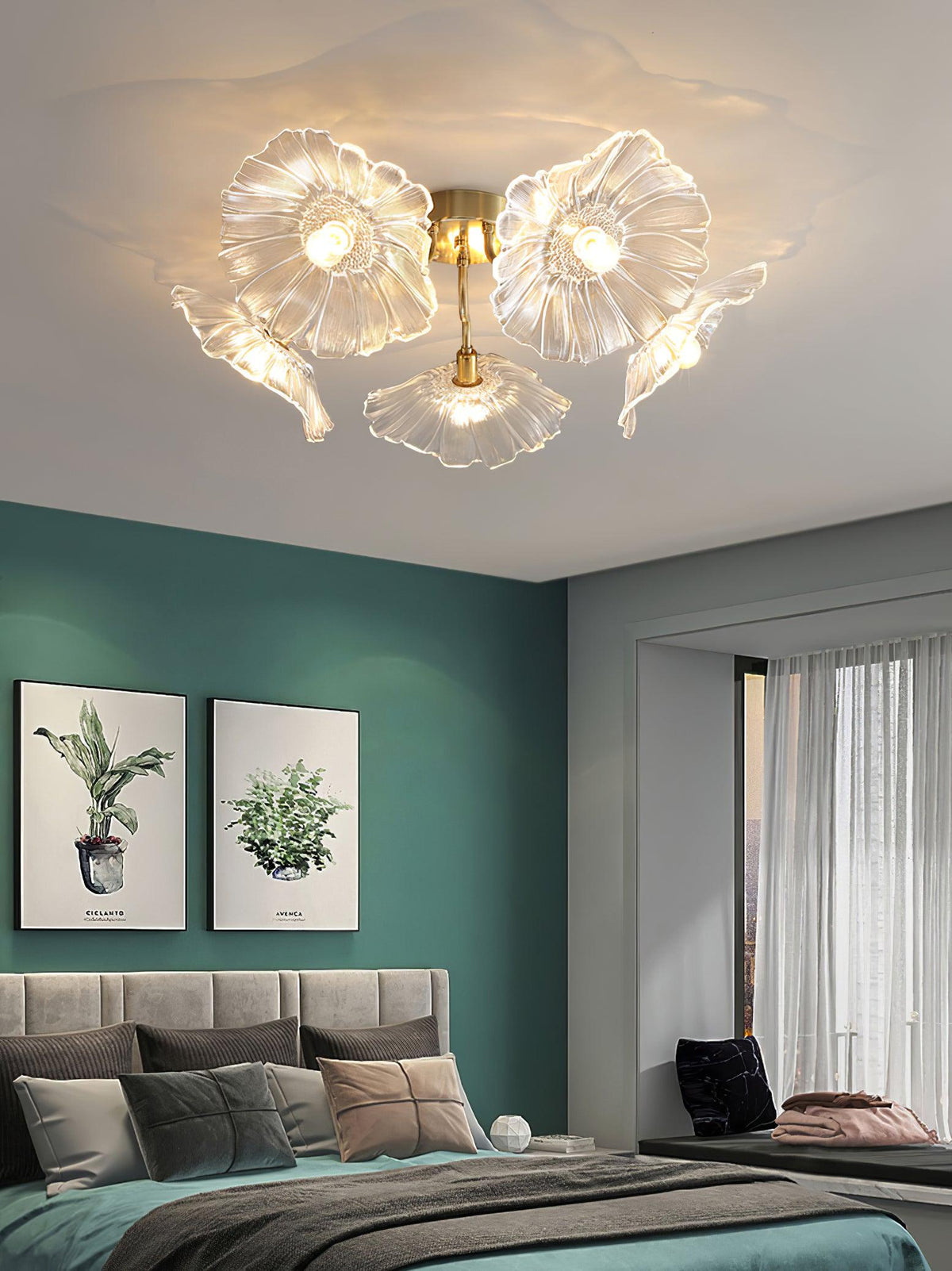 Taklampe med frostet glasskjerm i lotusbladform – gullfarget beslag