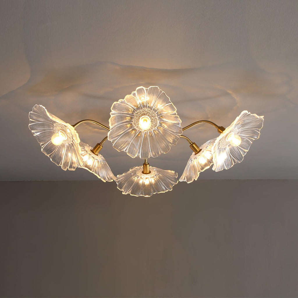 Taklampe med frostet glasskjerm i lotusbladform – gullfarget beslag