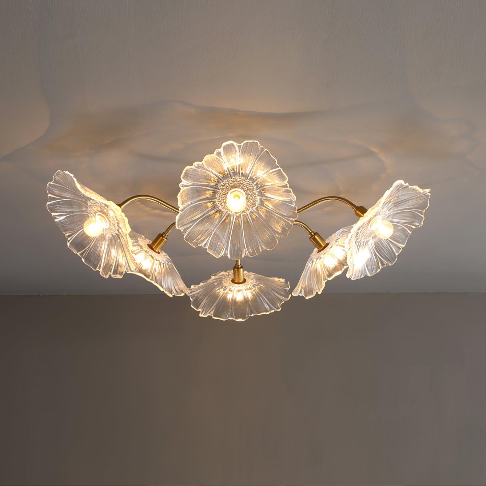 Taklampe med frostet glasskjerm i lotusbladform – gullfarget beslag