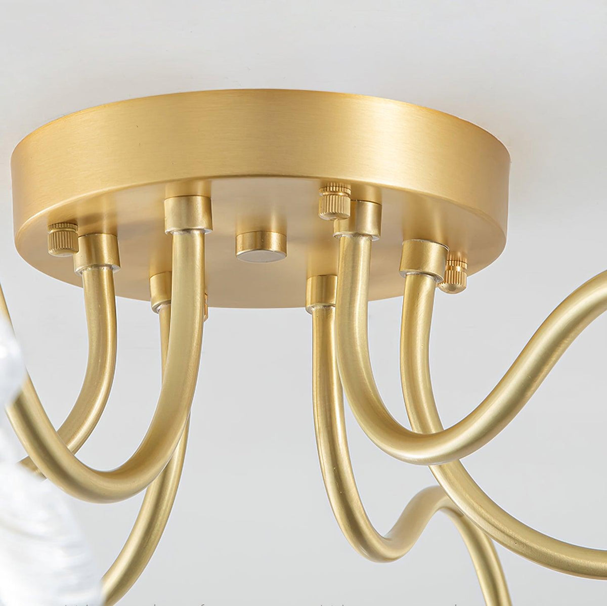 Taklampe med frostet glasskjerm i lotusbladform – gullfarget beslag