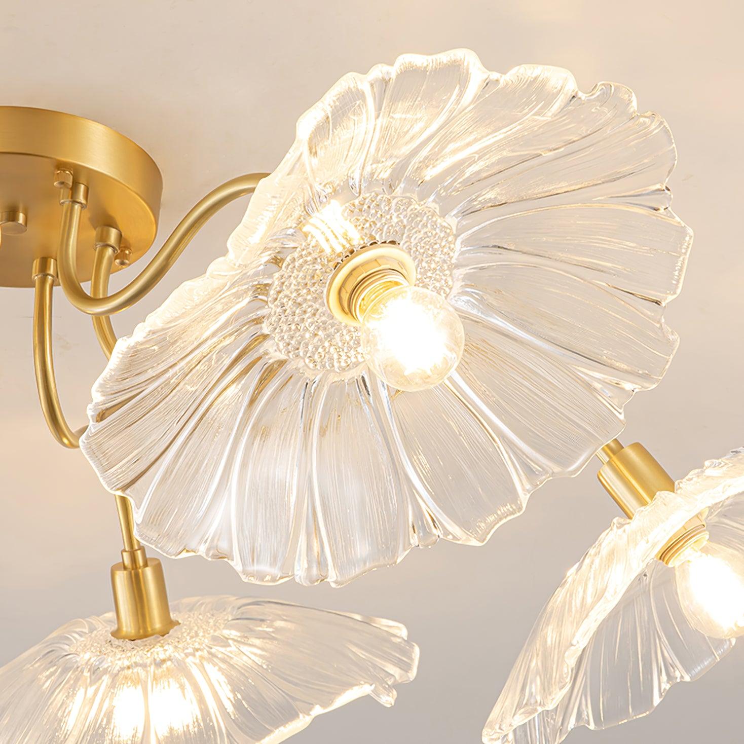 Taklampe med frostet glasskjerm i lotusbladform – gullfarget beslag