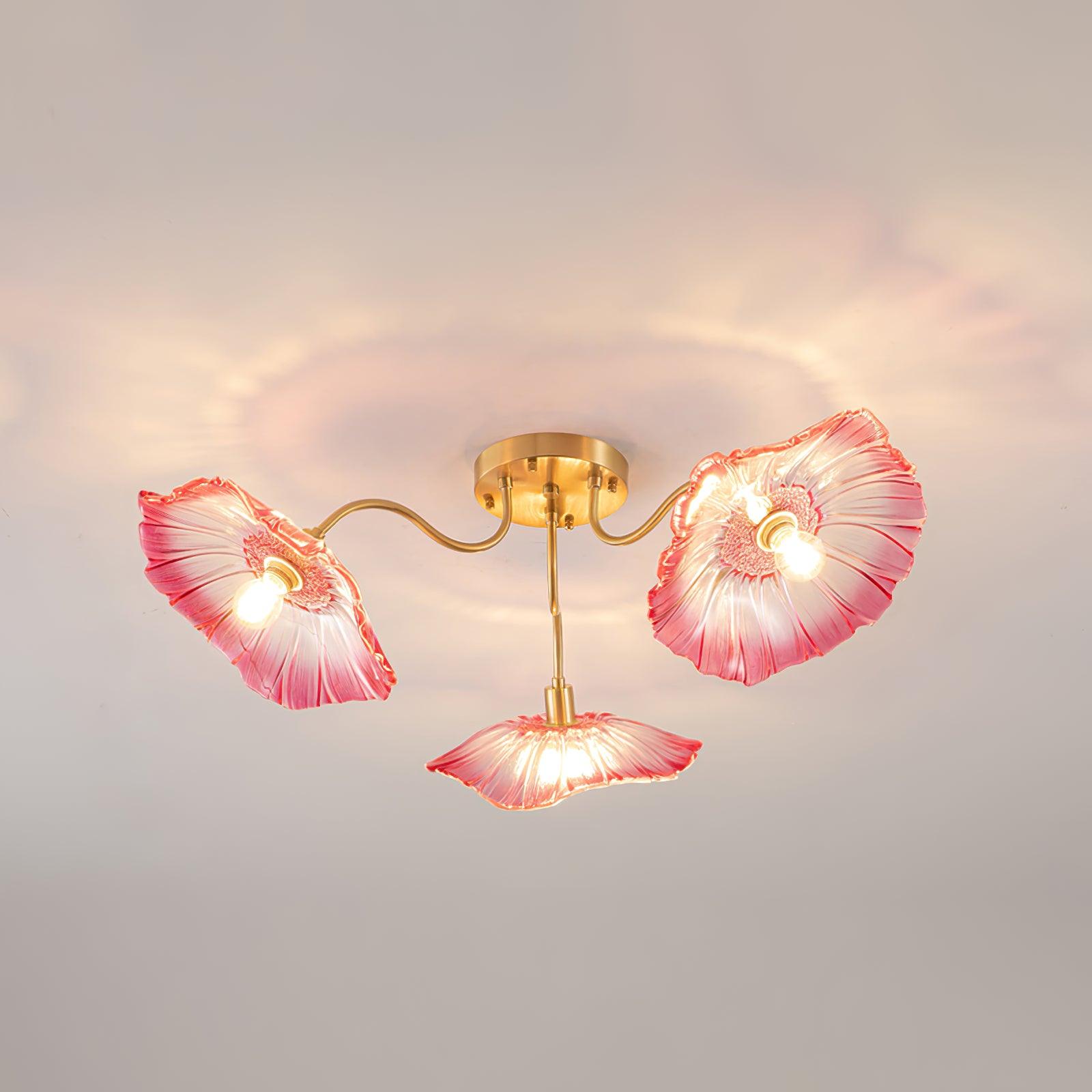 Taklampe med frostet glasskjerm i lotusbladform – gullfarget beslag