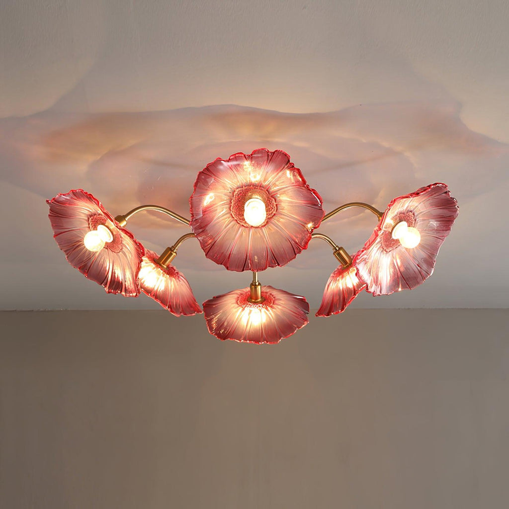 Taklampe med frostet glasskjerm i lotusbladform – gullfarget beslag