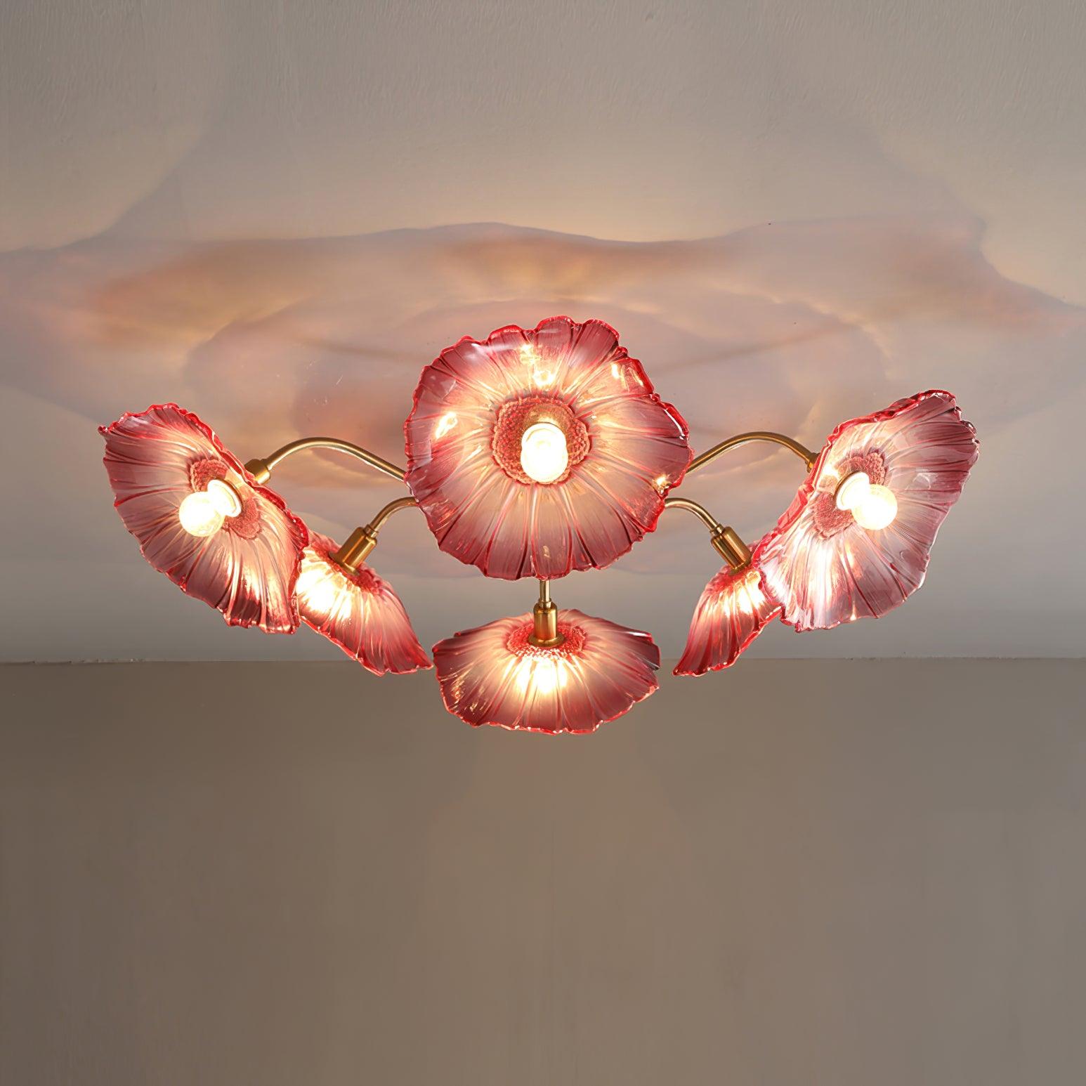 Taklampe med frostet glasskjerm i lotusbladform – gullfarget beslag