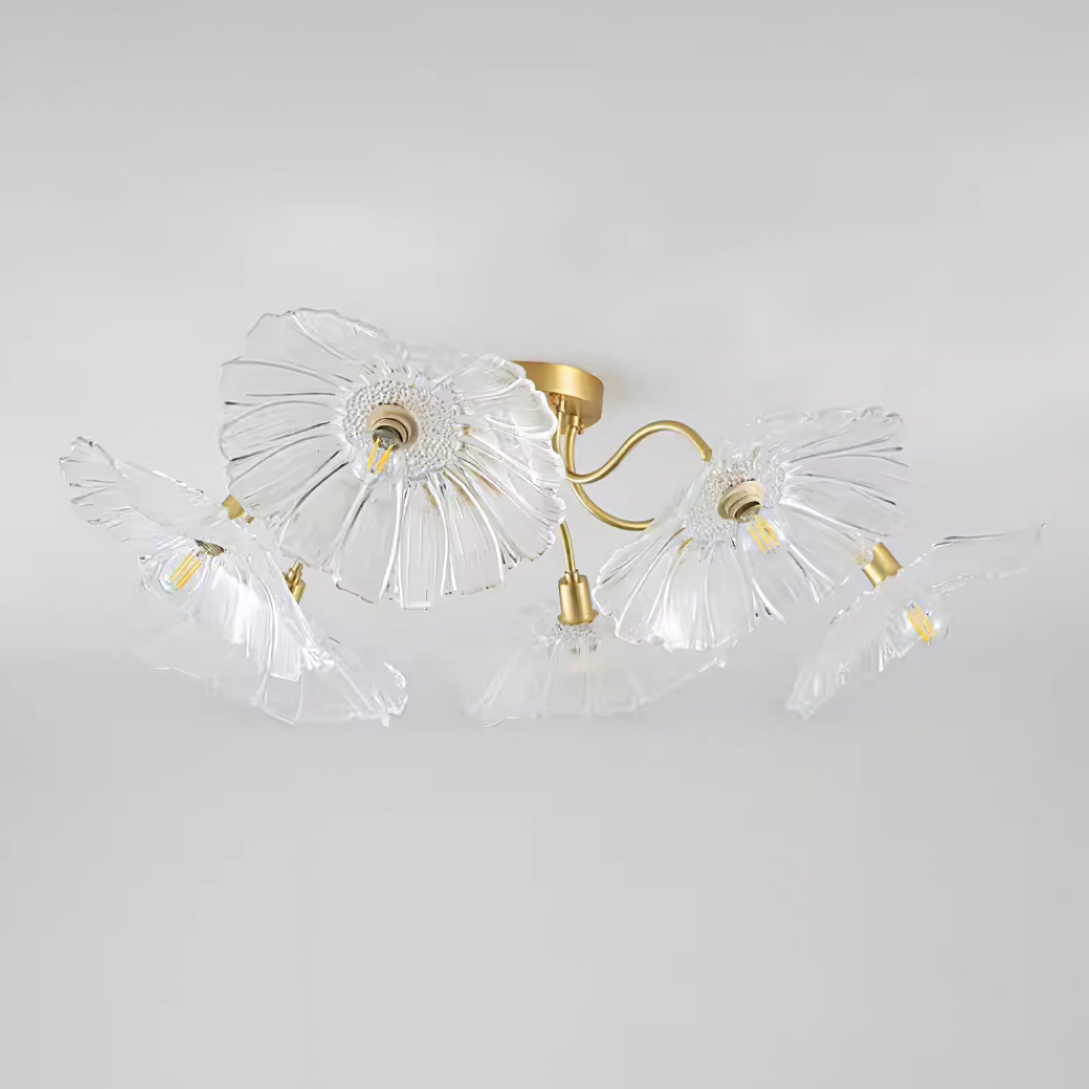 Taklampe med frostet glasskjerm i lotusbladform – gullfarget beslag
