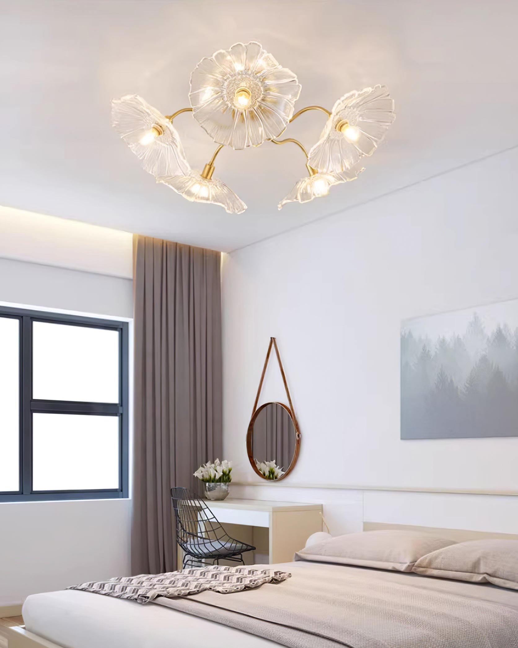 Taklampe med frostet glasskjerm i lotusbladform – gullfarget beslag