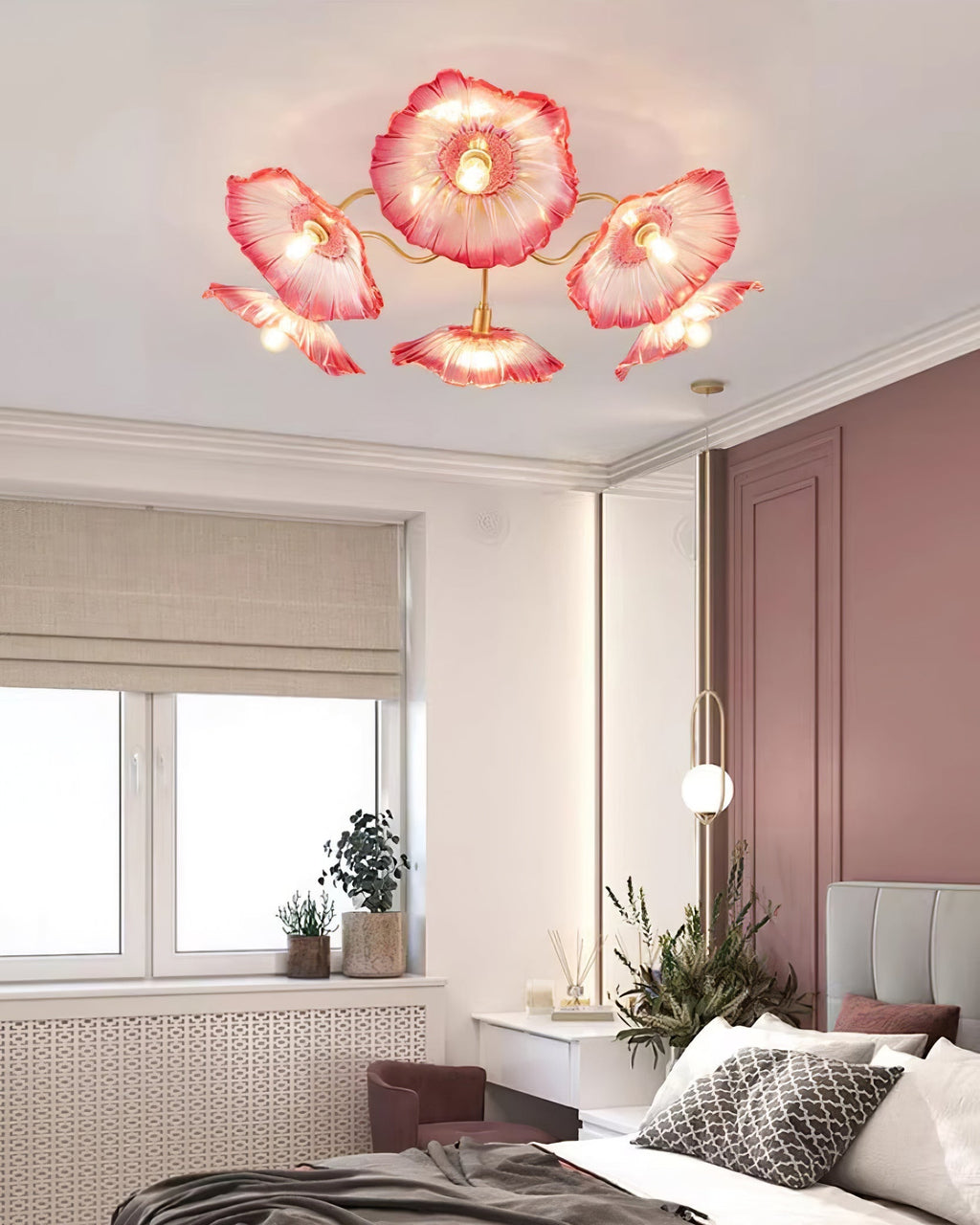 Taklampe med frostet glasskjerm i lotusbladform – gullfarget beslag