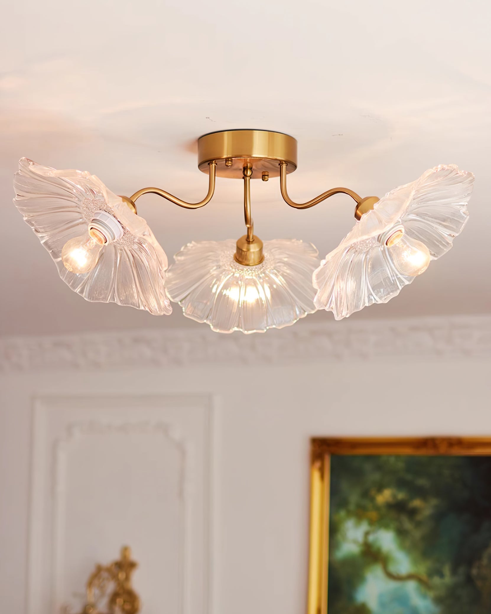 Taklampe med frostet glasskjerm i lotusbladform – gullfarget beslag
