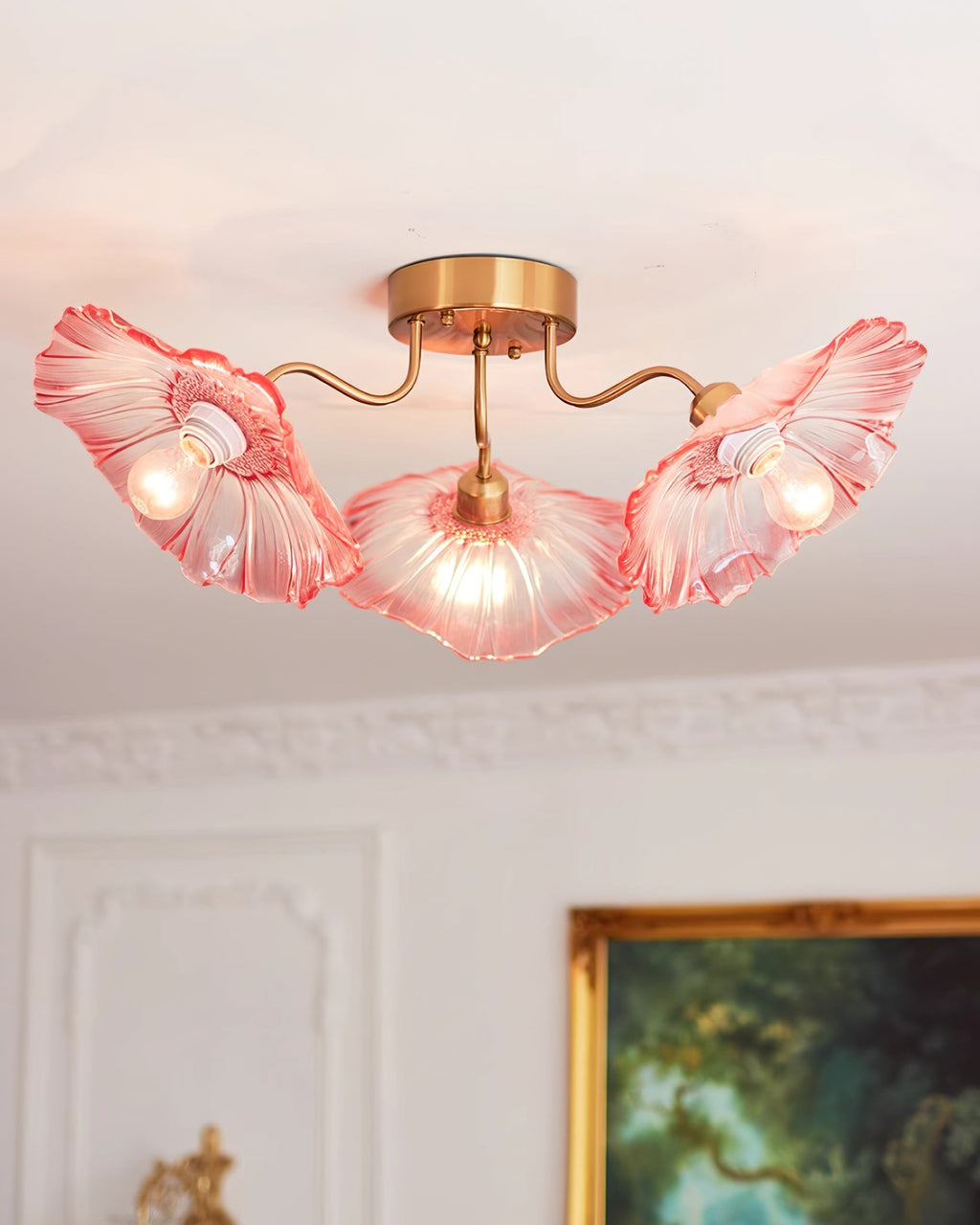 Taklampe med frostet glasskjerm i lotusbladform – gullfarget beslag