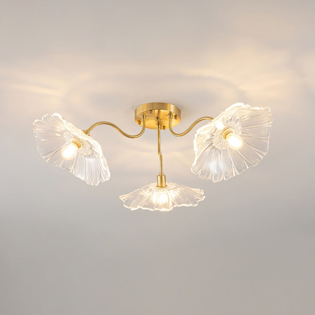 Taklampe med frostet glasskjerm i lotusbladform – gullfarget beslag