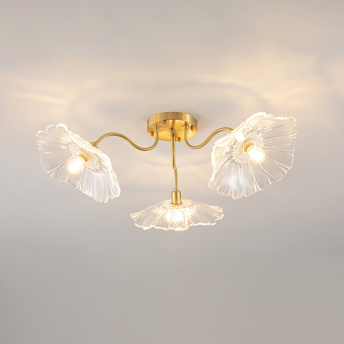 Taklampe med frostet glasskjerm i lotusbladform – gullfarget beslag