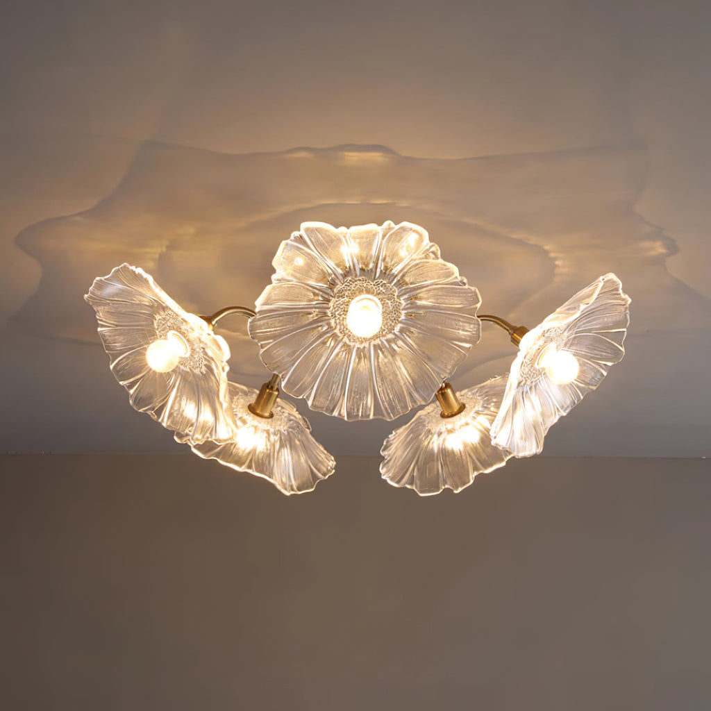 Taklampe med frostet glasskjerm i lotusbladform – gullfarget beslag