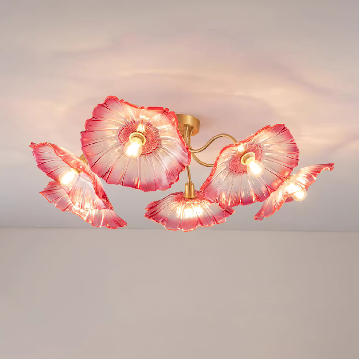 Taklampe med frostet glasskjerm i lotusbladform – gullfarget beslag
