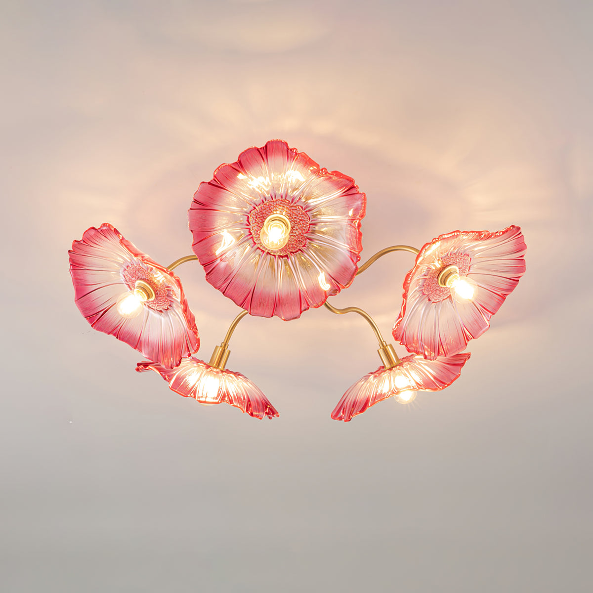 Taklampe med frostet glasskjerm i lotusbladform – gullfarget beslag