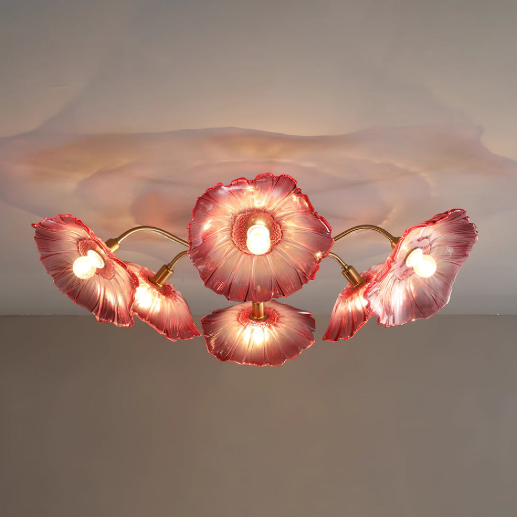 Taklampe med frostet glasskjerm i lotusbladform – gullfarget beslag