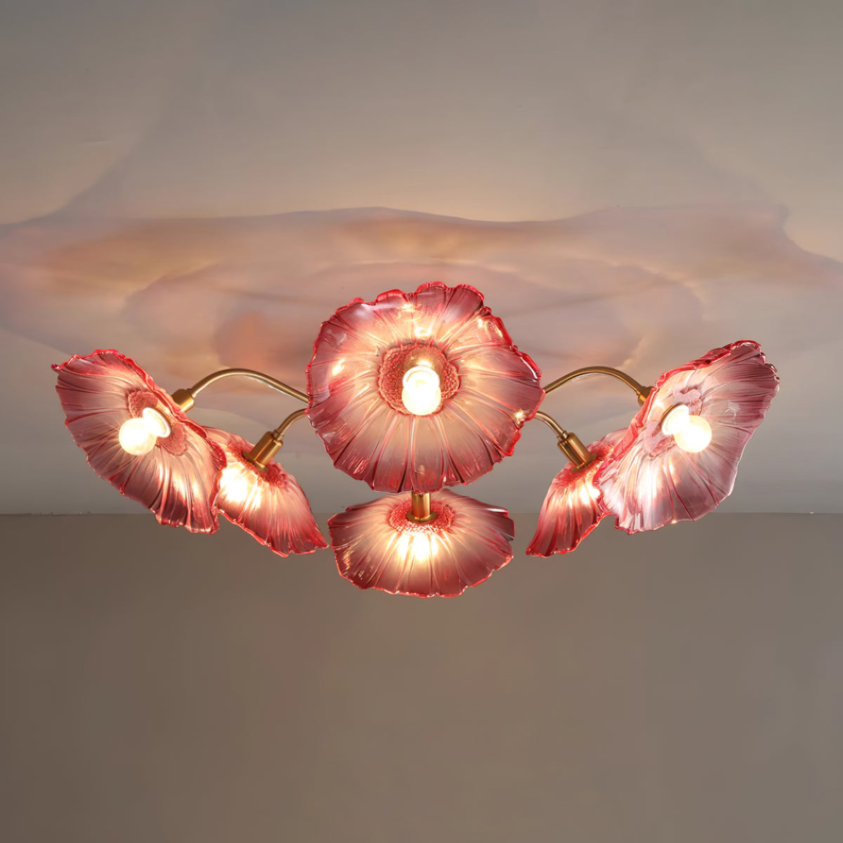 Taklampe med frostet glasskjerm i lotusbladform – gullfarget beslag