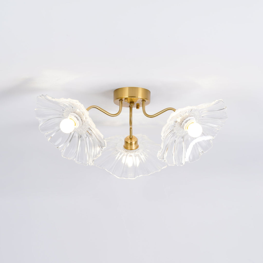 Taklampe med frostet glasskjerm i lotusbladform – gullfarget beslag