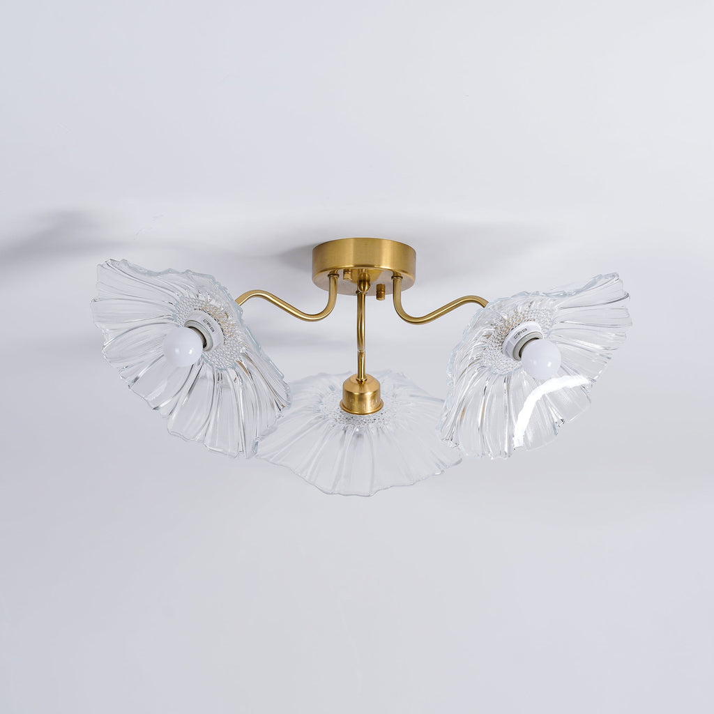 Taklampe med frostet glasskjerm i lotusbladform – gullfarget beslag
