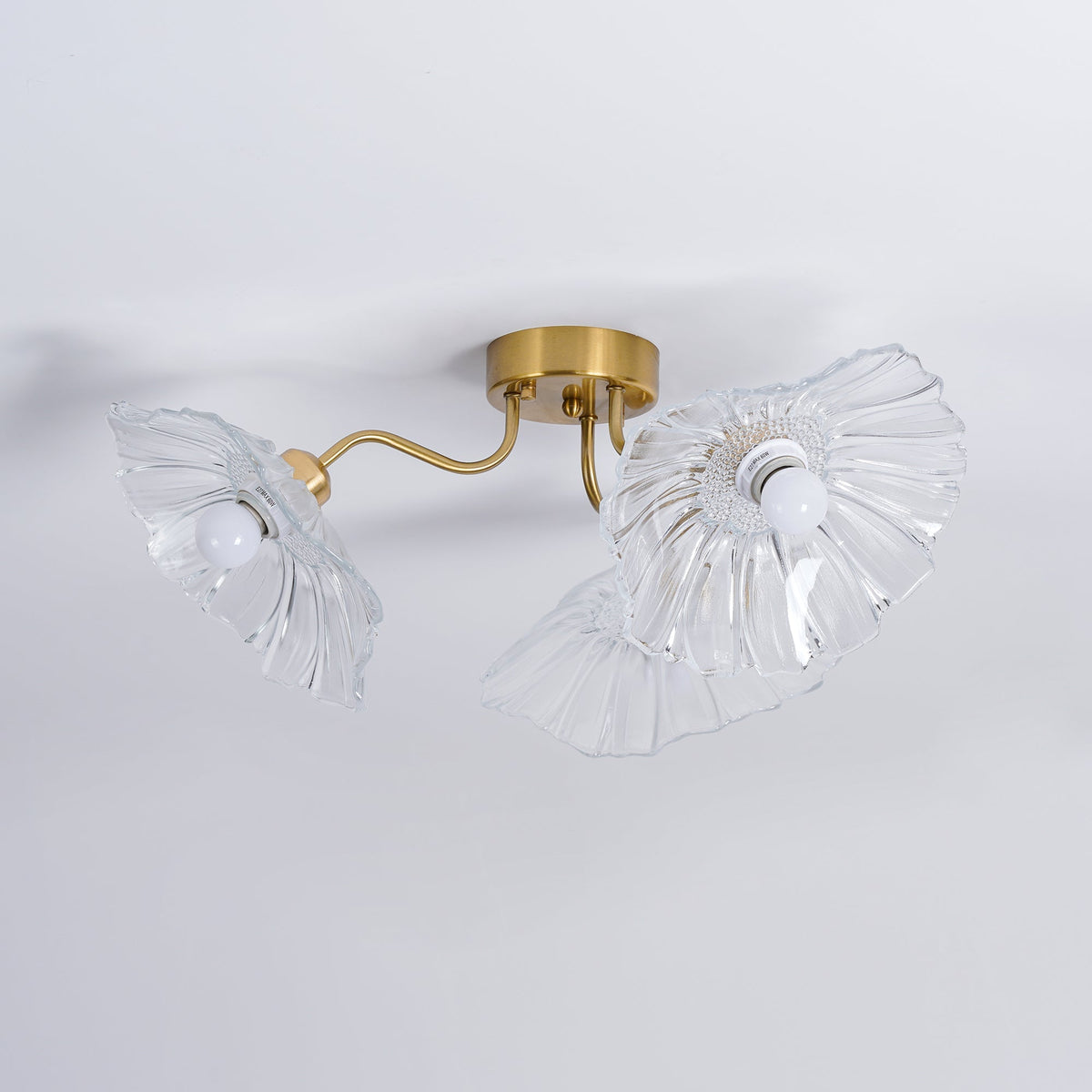 Taklampe med frostet glasskjerm i lotusbladform – gullfarget beslag