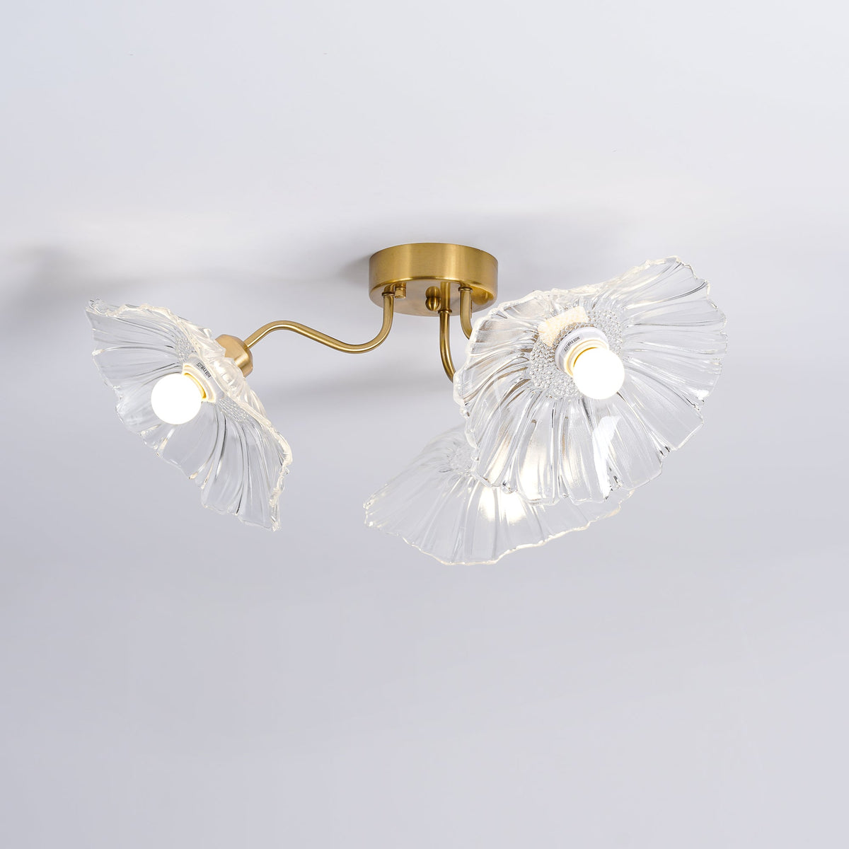 Taklampe med frostet glasskjerm i lotusbladform – gullfarget beslag