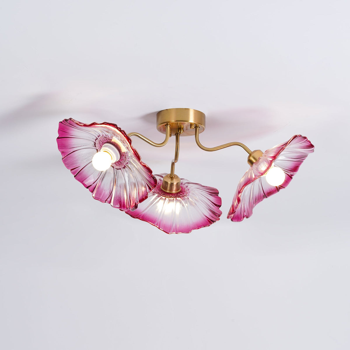 Taklampe med frostet glasskjerm i lotusbladform – gullfarget beslag