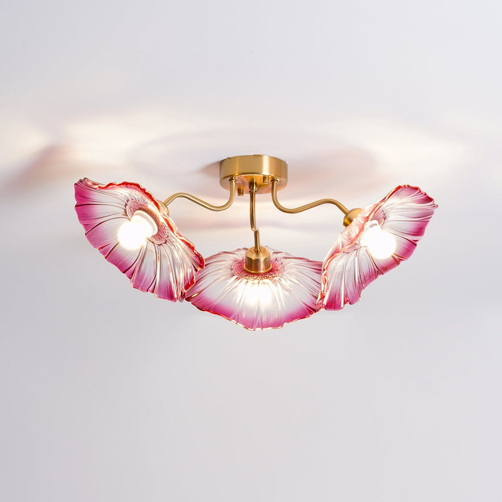 Taklampe med frostet glasskjerm i lotusbladform – gullfarget beslag
