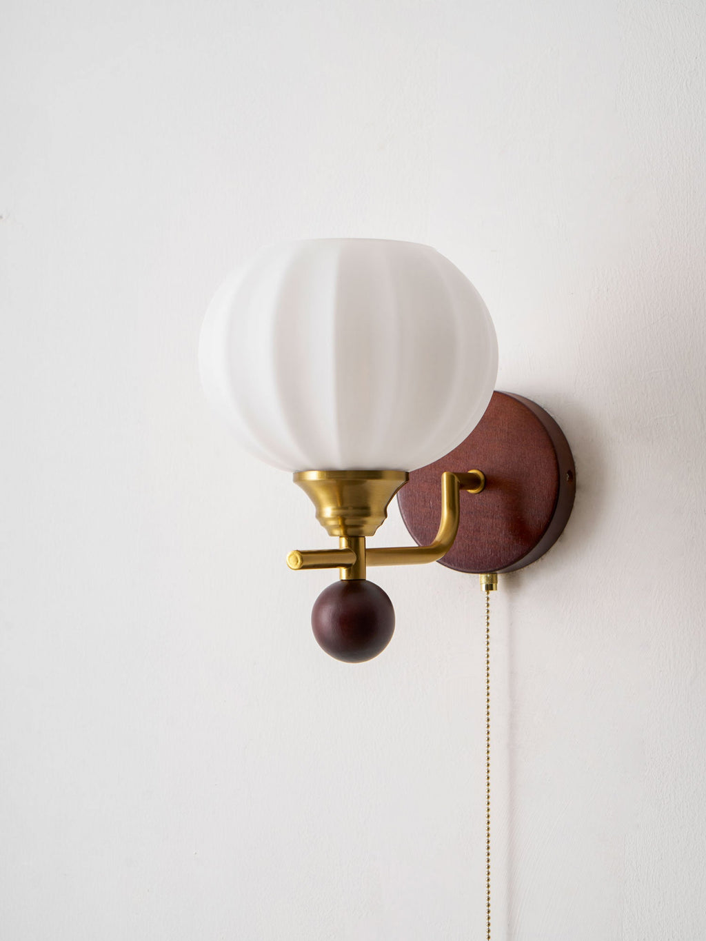Lumea Crest vägglampa – böjd arm, frostat lampskärm