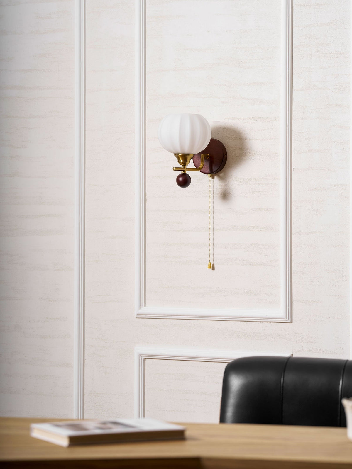 Lumea Crest vägglampa – böjd arm, frostat lampskärm
