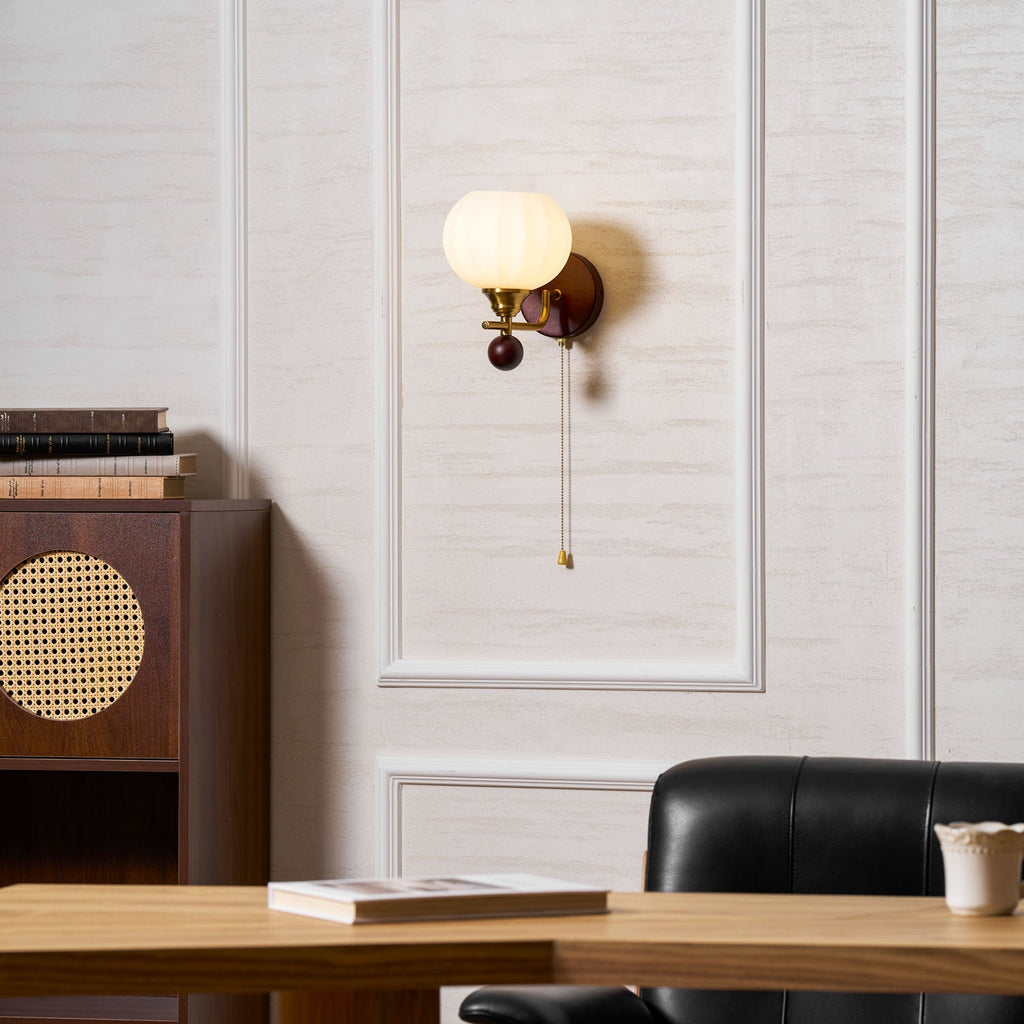 Lumea Crest vägglampa – böjd arm, frostat lampskärm